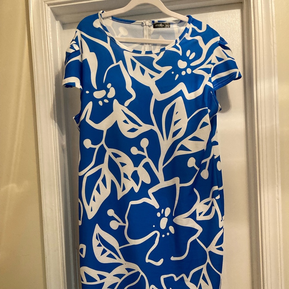 Blue and White Floral Shift Dress - fits like 18. Stretch fabric.